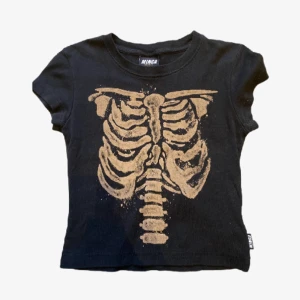 döskalle baby tee - så fin top 🖤den är från minga london. sitter som en crop top 🖤