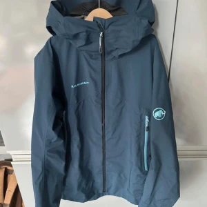 Mammut skaljacka  - Gore-tex Active Meron Light HS för kvinnor  Jacka  Mycket bra skick   Mått:  Bredd under armhålorna - 48 cm  Längd efter dragkedja - 71 cm fram / 75 cm bak  