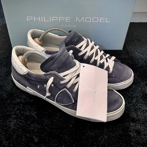 Phillipemodel blå - Phillipemodel skor i mocka, nästan helt nya. Säljs då de var lite för stora