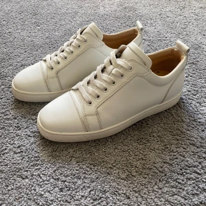 Christian Louboutin  - Säljer nu dessa loubs då dom inte kommer till användning topp skick (nyskick)! Passar dig som har strolek 40! Självklart äkta🙌