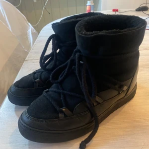 Inuikii skor  - Vinterskor från inuikii, mycket bra sick, sparsamt använda och inga defekter. Storlek 38