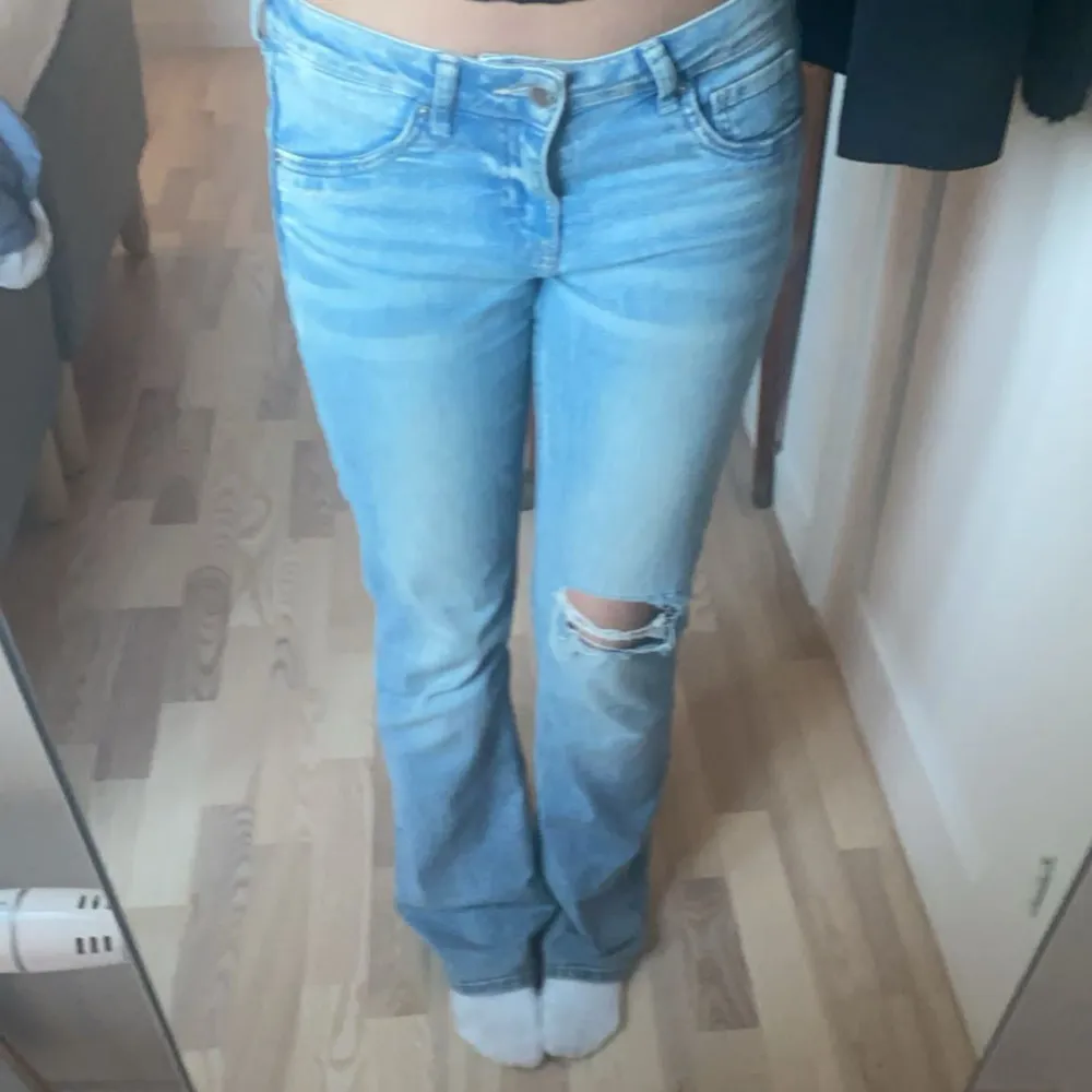 Säljer mina lågmidjade jeans med ett hål från h&m! Jag är 167 med 80 i innerbenslängd och ca 38 i midjemått och de sitter perfekt på mig. De är stretchiga så de skulle passa en större midja också💞. Jeans & Byxor.