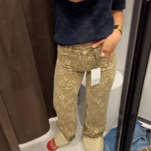 Zara Leopard jeans - Kun brukt et par ganger, str 34🐆