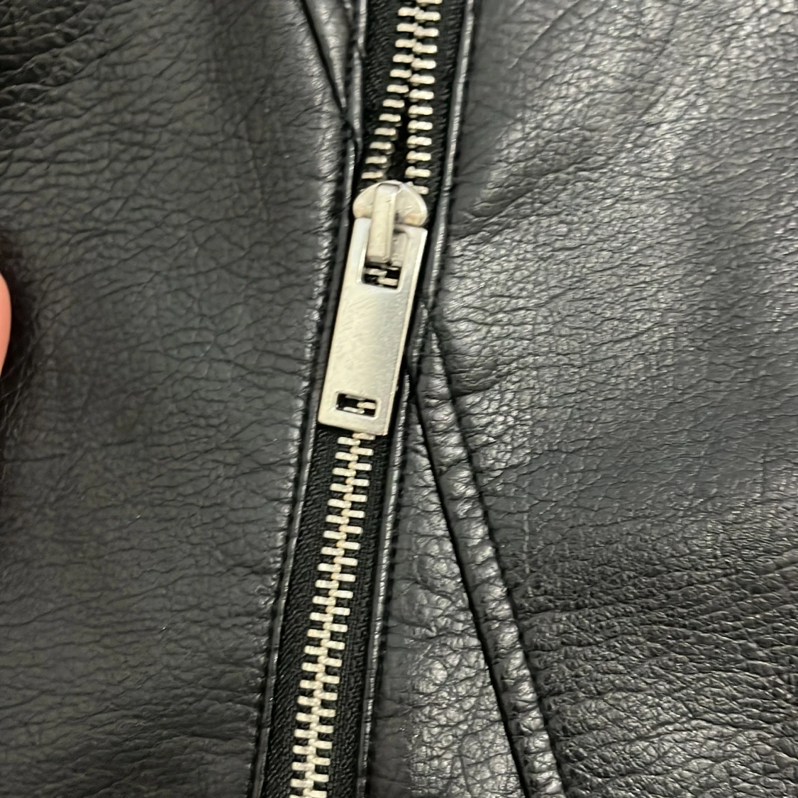 Svart skinnjacka med dragkedjor - 91