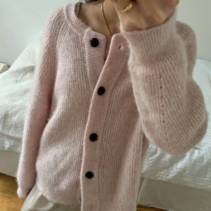 Stickad kofta - Stickad kofta i ullmix från selected femme i bra skick. Nypris var runt 700kr