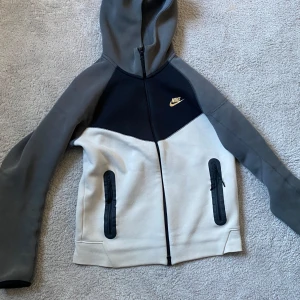 Jag säljer min Nike tech  - Använd typ 5 gånger perfekt för vardag eller finare tillefäle