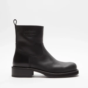 Acne studios boots NYA! - Acne Studios boots i svart läder med dragkedja på sidan. Stövlarna har en robust sula och en bekväm passform.  Helt nya och aldrig använda, nypris 9700kr, medföljer dustbag och kartong.  Mvh Ludvig 