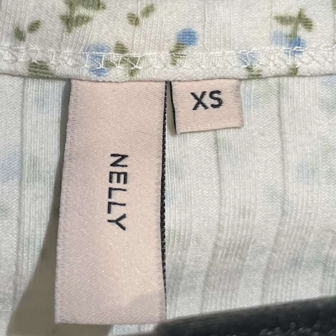 Blommig tröja från Nelly helt ny🌸 - 1