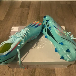 Adidas fotboll X Speedportal.1 Elite - Säljer dessa feta elite fotbollskor för endast 1199 och nypris 2700 jag har inte använt de en ända gång och de är helt nya och oanvända på undersidan är de utrustat med metalldobbar och perfekt för planen pris eller annat kan diskuteras de bara skriv
