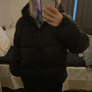Vinterjacka från HM - Säljer denna fina vinterjacka från HM. Aldrig använd då den sitter för stort på mig. Inga defekter. Strl xs men passar som S/M 😃kan gå ner i pris:)