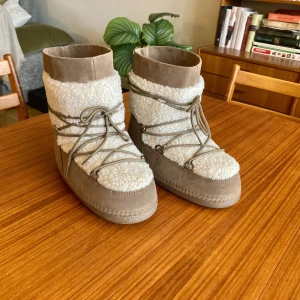 Vinterskor, påminner om inuikii - Säljer ett par vinterskor som påminner om inuikiis. Skorna är helt nya och är aldrig använda, passar strl 38. Obs hund finns i hemmet så hundhår kan förekomma!