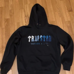 Hoodrich Hoodie - Tröjan är i väldigt bra skick då den bara används här och där men för mesta dels legat i garderoben. Tröjan är storlek M men sitter som S. Pris kan diskuteras vid snabb affär. 