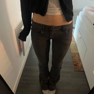 lågmidjade jeans - Säljer dessa gråa jeans som jag sytt så de blev lågmidjade (sömmarna är inte perfekta)! Midjemått är runt 36cm🩷Pris kan diskuteras
