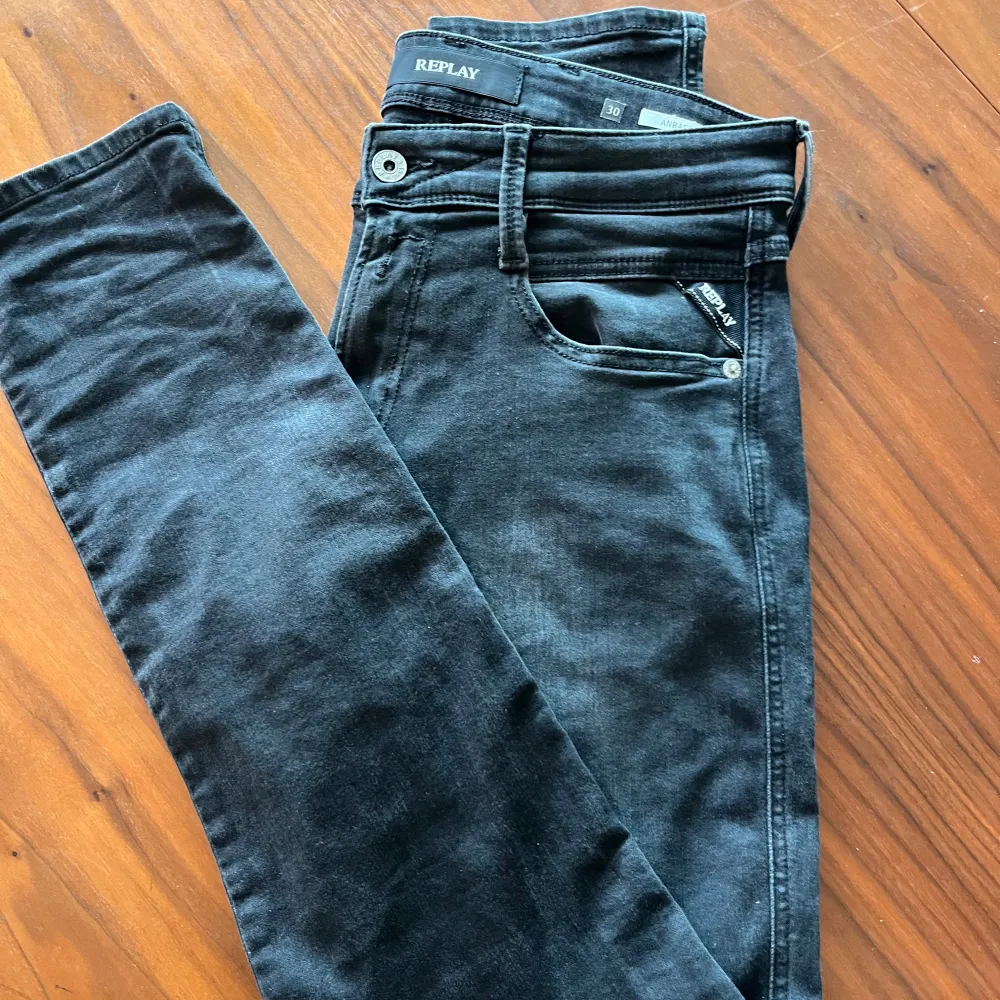 Säljer dessa as feta  replay jeans. De är i 10/10 skick köpte dem ett par månader sen helt nya för 1500. Storleken är 30/32 och har en slim fit passform.. Jeans & Byxor.