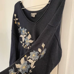 Broderad stickad tröja  - Jättefin blå stickad tröja med broderier, nyskick 🙌🏼