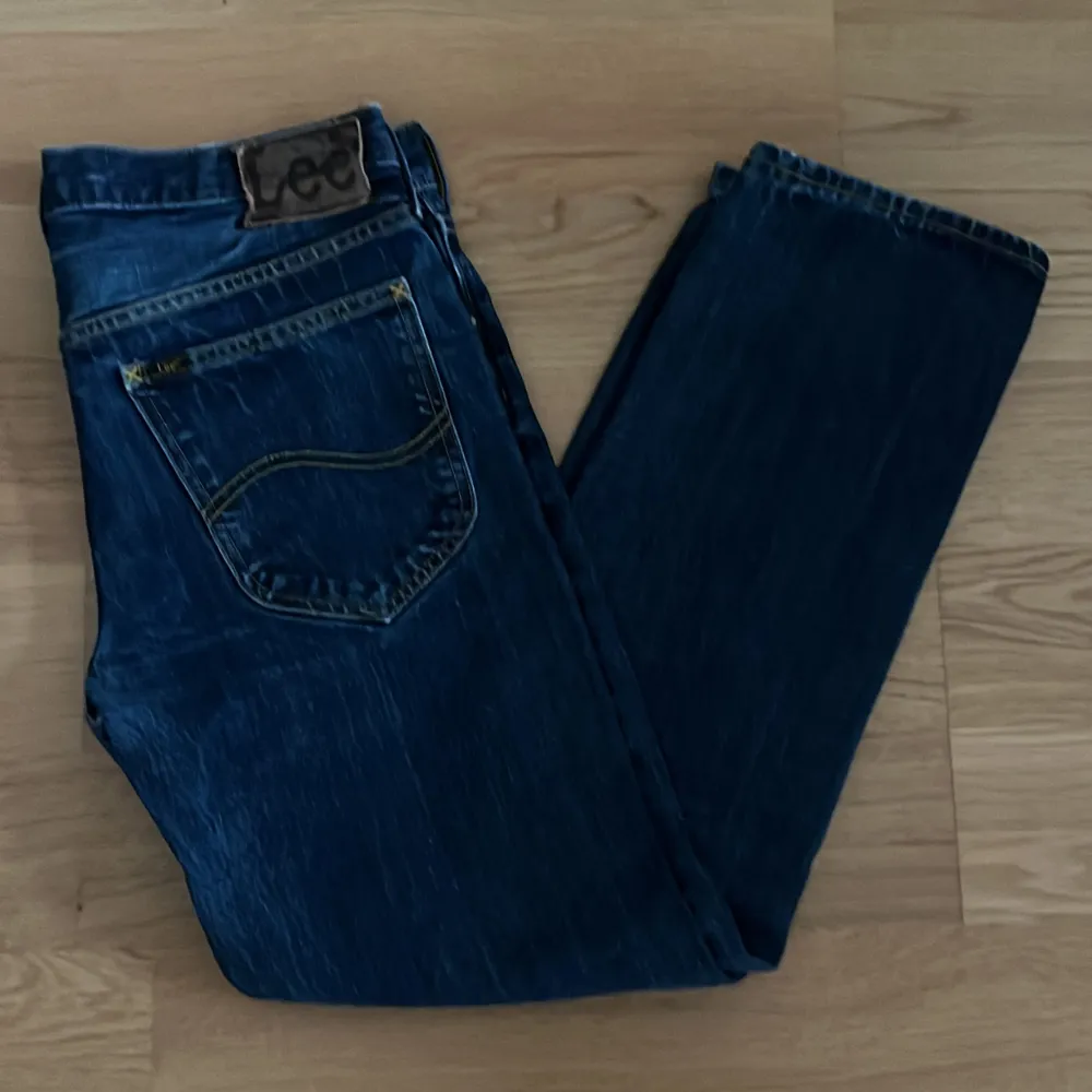 Ett par jeans från lee, modell daren. Storlek 30/32 men de är lite små i storleken. Pris kan diskuteras!. Jeans & Byxor.