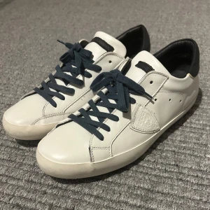 Philippe model skor vita  - Tja! Säljer nu dessa mycket fina philippe models. Skorna är i läder och är helt nya, använd 1 gång. Storlek 42 men passar lika bra i 43. Kontakta oss vid frågor