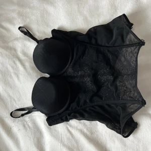 Korsettopp med spets - Korsettopp i svart med spets i bra skick! Jätte söt och croppad Liten i storlek⭐️