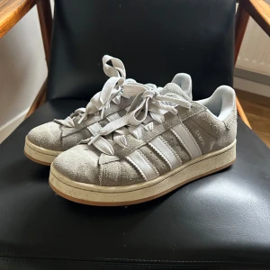 Adidas campus - Gråa adidas campus  Inget är sönder och har varit använda i någon månad. 