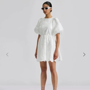 by malina klänning - Helt oanvänd klänning från by malina, helt slutsåld. Säljer då blev sen med retur. Prislappen sitter kvar perfekt till studenten! nypris 2800!!