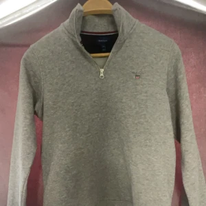 Gant half zip - Tjenare! Säljer min half zip gant tröja efter som jag har växt ut den skick 9/10 vet inte ens om jag har använt den. Skriv så fort ni undrar något!