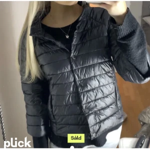 Herno jacka  - Säljer denna herno liknande jackan, super snygg, passar till allt, och den är varm !!🌟