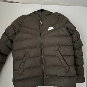 Nike jacka  - Säljer min nike jacka, köptes för 3 år sedan men är i princip aldrig använd. Storlek M men jag kör den lite oversized (är i vanliga fall XS)
