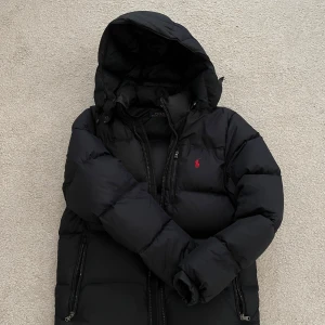Ralph Lauren vinterjacka - Jacka från Polo Ralph Lauren, mindre defekt på dragkedjan men fungerar perfekt ändå!
