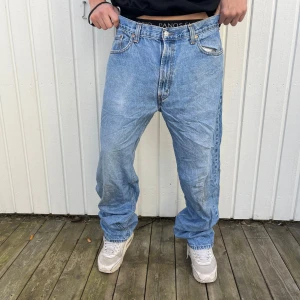 Levis 550 jeans - 38/36 - Säljer ett par klassiska Levis 550 jeans i ljusblå denim. De har en loose passform och är perfekta för en avslappnad stil. Jeansen är i bra skick och har den ikoniska Levis-lappen på baksidan. Perfekta för både vardag och chillhäng!