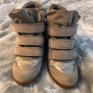 Isabel Marant liknande skor - Gråa/beigea Isabel Marant liknande skor i storlek 39, skit snygga o köpta i spanien💗