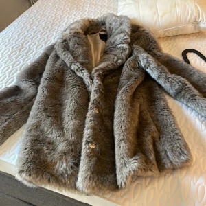 Jacka  - Säljer pälsjacka storlek s använd en gång jätte skön o varm 