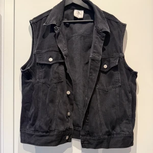 Denim Calvin Klein väst - Urtvättad svart jeansväst från Calvin Klein. Storlek M och i gott skick! 💗
