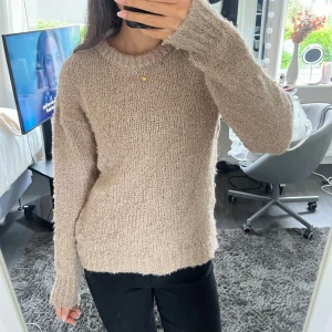 Beige stickad tröja  - Beige stickad tröja i bra skick!! I storlek xs men passar även s