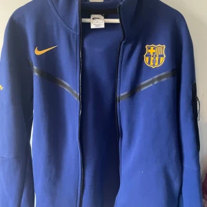 Nike tec hoodie  - Strl M i nyskick  Köptes för 2500kr  