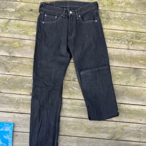 Svarta Levis 505 jeans - Säljer ett par klassiska svarta Levis 505 jeans i storlek W29 L34. De är i bra skick med den ikoniska raka passformen och knappar i gylfen. Perfekta för både vardag och fest! 🖤