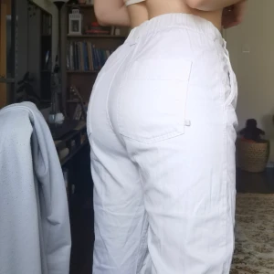 Vita byxor  - Säljer dessa cargo liknande vita byxor. Dom passar både low waist och high waist då de har resor i midjan. Står ingen lapp var det är ifrån och ingen storlek men skulle säga att de passar 36-38. 
