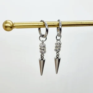 Handgjorda örhängen  - Handgjorda örhängen●Följ :@ekjewelryofficial🤲 ● 💎Material- 100% rostfritt stål ●Örhängeskrokar -rostfritt stål och kristall. Nickel fri. Längd -4, 5cm. Vattentåliga, ändrar inte färgen! 