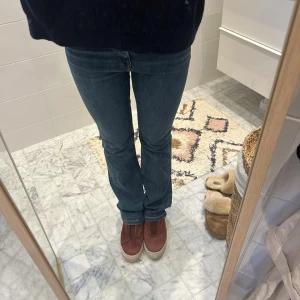 Bootcut jeans Zara - Supersnygga jeans från Zara som är helt oanvända! Storlek 38 med medelhög midja. 