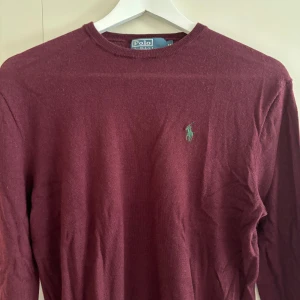 Vinröd RALPH LAUREN stickad tröja - Jättesnygg vinröd stickad tröja från Polo Ralph Lauren i storlek M men passar S/M. Skick 9/10. Säljer då den inte passar. Nypris ligger runt 2000kr men säljer för 599kr! Hör av dig vid frågor!