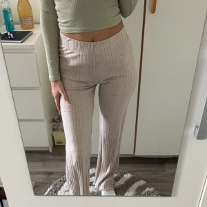 Byxor från Gina tricot  - Byxor med prislapp på. Nypris 300 kr. 