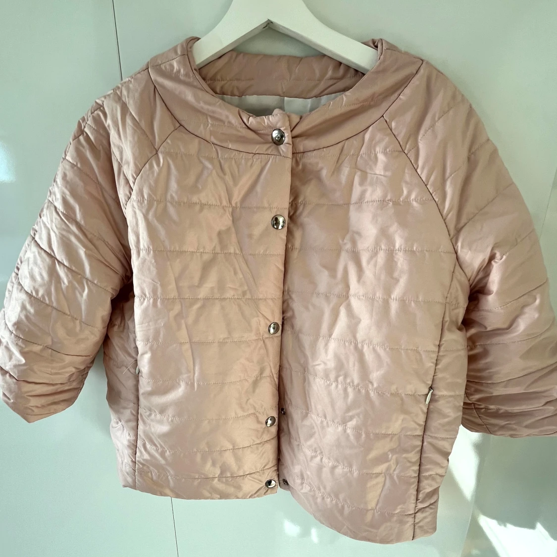 Ljusrosa quiltad trekvartsärmd jacka