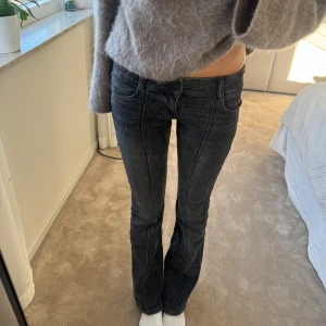 Bershka jeans bootcut - Lågmidjade coola jeans med detaljer! Midjemått:36 men stretchiga Innebenslängden: 78cm🩷🤍