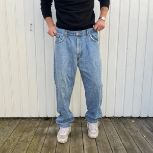 Levi's 550 jeans i ljusblå denim - Säljer ett par klassiska Levi's 550 jeans i ljusblå denim. De har en loose fit och är perfekta för en avslappnad stil. Jeansen är i bra skick och har den ikoniska Levi's-lappen på baksidan. Perfekta för både vardag och chillhäng! 🕶️
