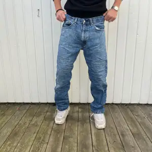 Säljer ett par klassiska Levi's 505 jeans i blå denim. De har en straight passform och är i bra skick. Perfekta för både vardag och avslappnade tillfällen. Jeansens tidlösa design gör dem till ett måste i garderoben. 🕶️