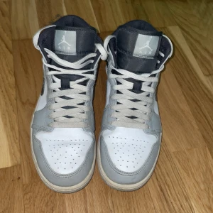 air jordan 1 smoke grey mid - Säljer mina jordan för ett jätte bra pris då ett par nya ligger på 3000 lite smutsiga därav priset annars går det och tvätta själv 