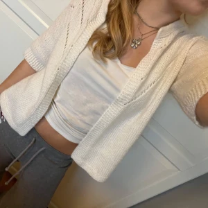 Vit kortärmad stickad kofta - Supersöt och fin stickad kofta!  Sparsamt använd. Står ingen stl men gissar S/M