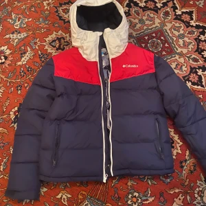 Columbia Puffer Jacka - Nästan helt oanvänd jacka. Riktigt varm och bra för vintern!! Skriv om du har några frågor.