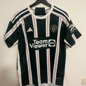 Manchester united bortatröja - Manchester united bortatröja Storlek L Manchester united, man utd, fotbollströja, premier league, Adidas, nike