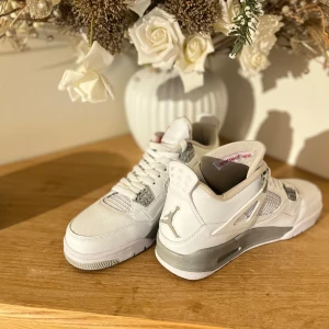 Jordans 4 Oreo’s - Säljer ett par jordans 4 Oreo! Har haft dem I 1 månad.  Dem är i fantastiskt skick använda 1 gång. Säljer pga för stor storlek! (43)  säljs med boxen och för fler bilder skriv privat