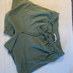 Gröna shorts  - Säljer ett par gröna shorts i storlek S. De är superbekväma med elastisk midja och knytband för perfekt passform. Perfekta för sommardagar eller en avslappnad dag hemma. 🩳💚